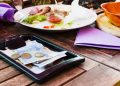 Payment lunch at the restaurant.