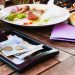 Payment lunch at the restaurant.